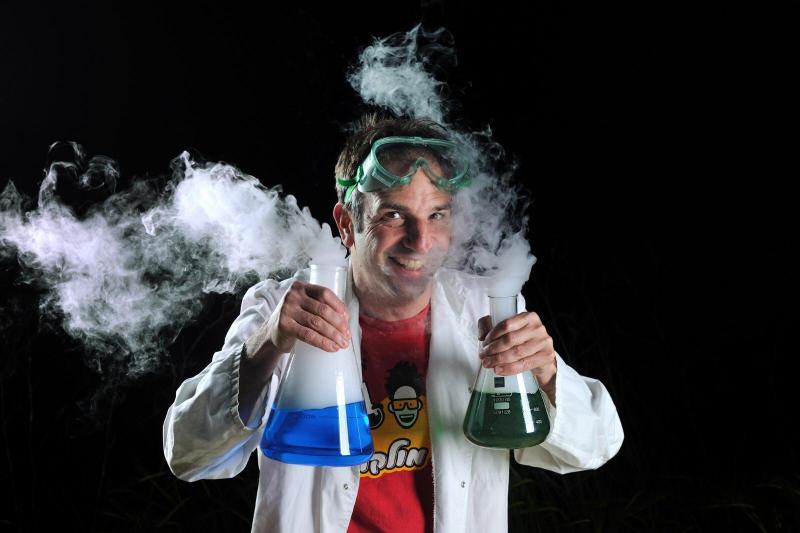ד"ר מולקולה - מופע אור, אש ותמרות עשן